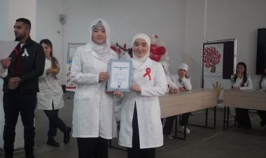 Медицина-фармацевтика колледжинде сынак: студенттер СПИДге каршы күрөшүү күнүн белгилешти